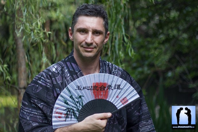 Lionel en Kimono traditionnel japonais et un éventail