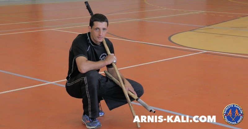 bâton long contre double bâtons Arnis Kali