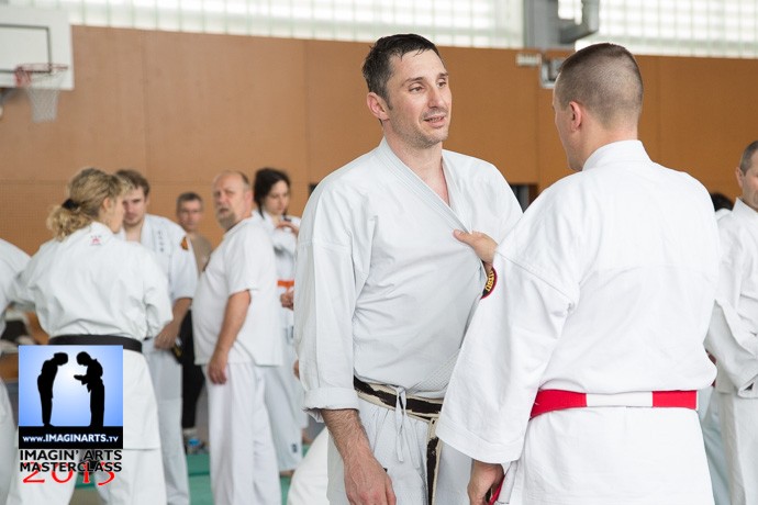 karate-gi robuste pour les saisies