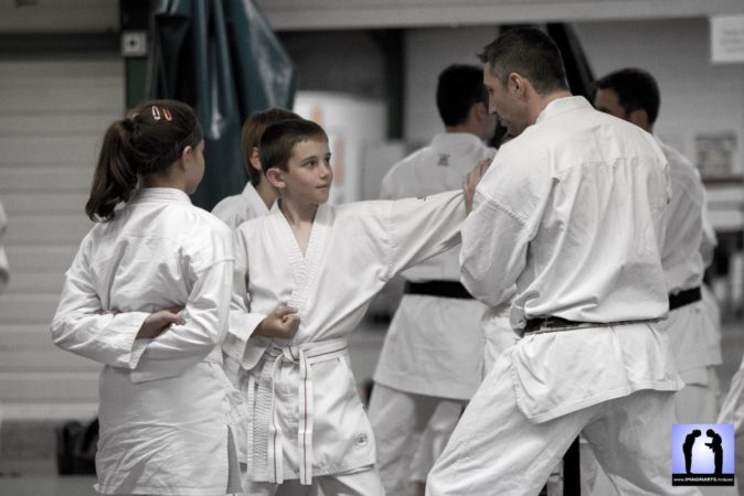 Lionel Froidure enseigne le karaté à des enfants