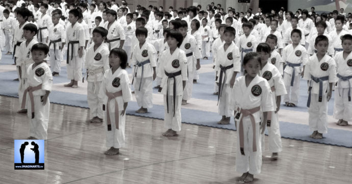 salut de karaté à Okinawa par des enfants