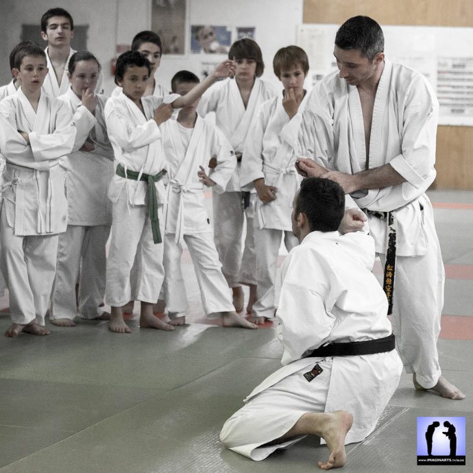 cel de bras en karate avec des enfants